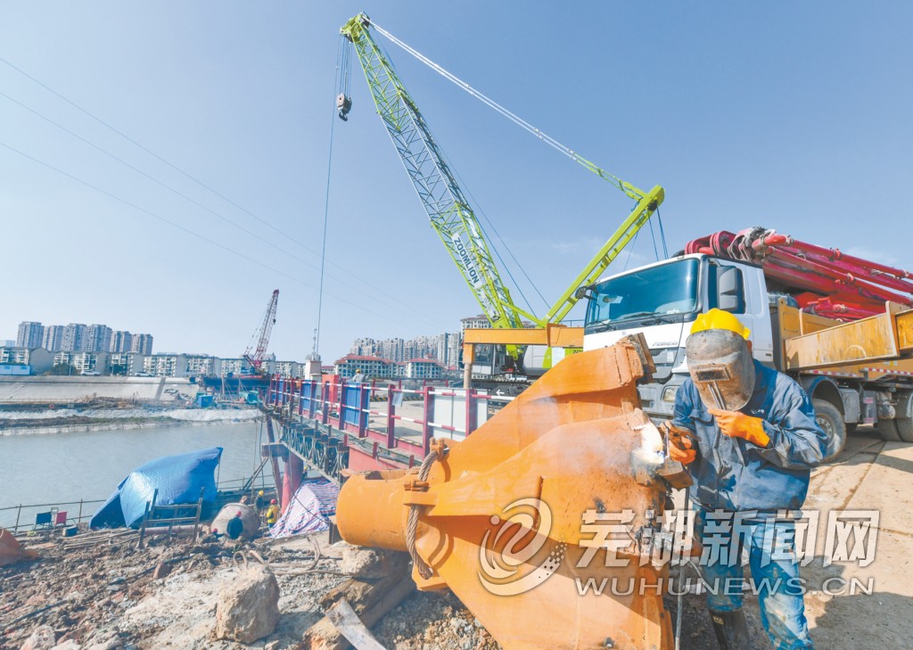 鸠江南路 跨青弋江大桥建设正酣